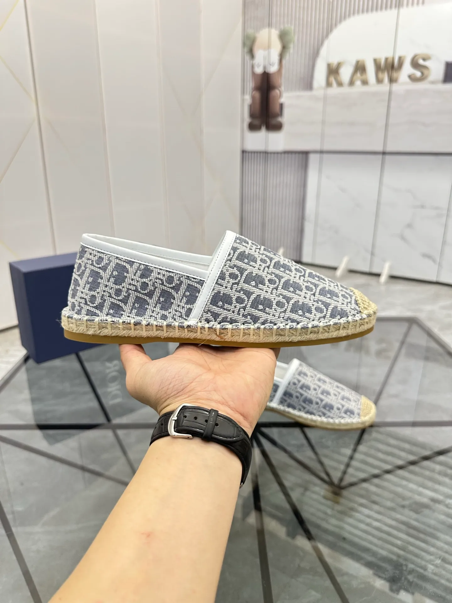 Men's shoes for sale 💰: 💰P400¥ Product trademark: Dior* "Dior*" low-top fisherman's shoes Regular size: 38-44 (can be customized to 37.45) Product materials: imported cowhide leather upper spliced ​​with original fabric, sheepskin lining, original outsole. Number: 1023